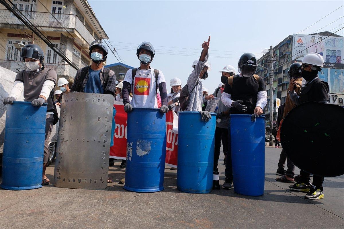 Myanmar'da göstericilerin darbe karşıtı protestoları sürüyor