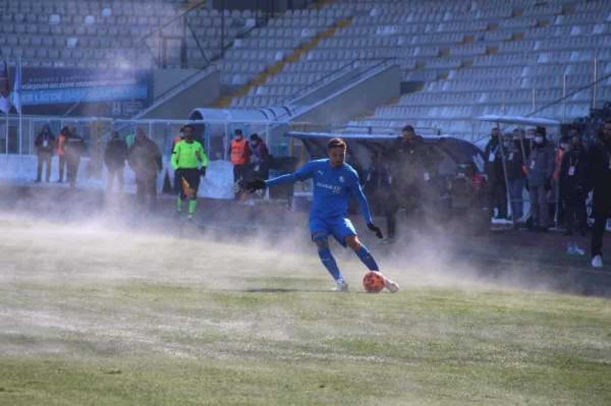 Bayburt'un stadının zemini futbolseverleri şaşırttı