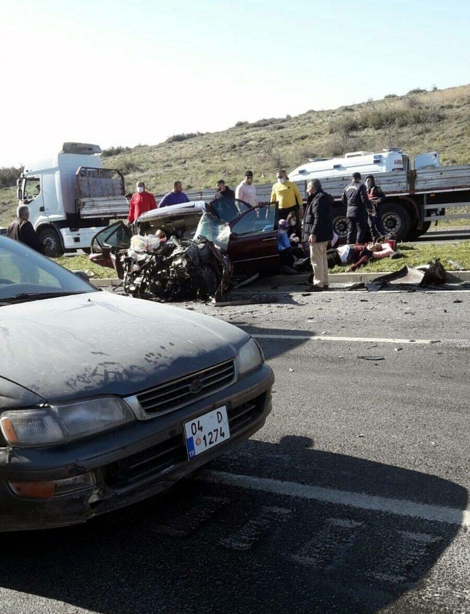 İzmir'de üç araç kazaya karıştı: 2 ölü, 4 yaralı