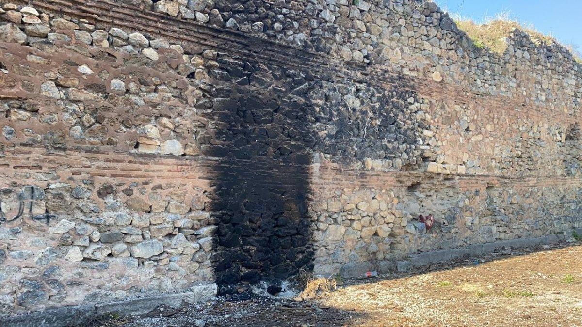 Bursa’da 2500 yıllık surlarda ateş yaktılar