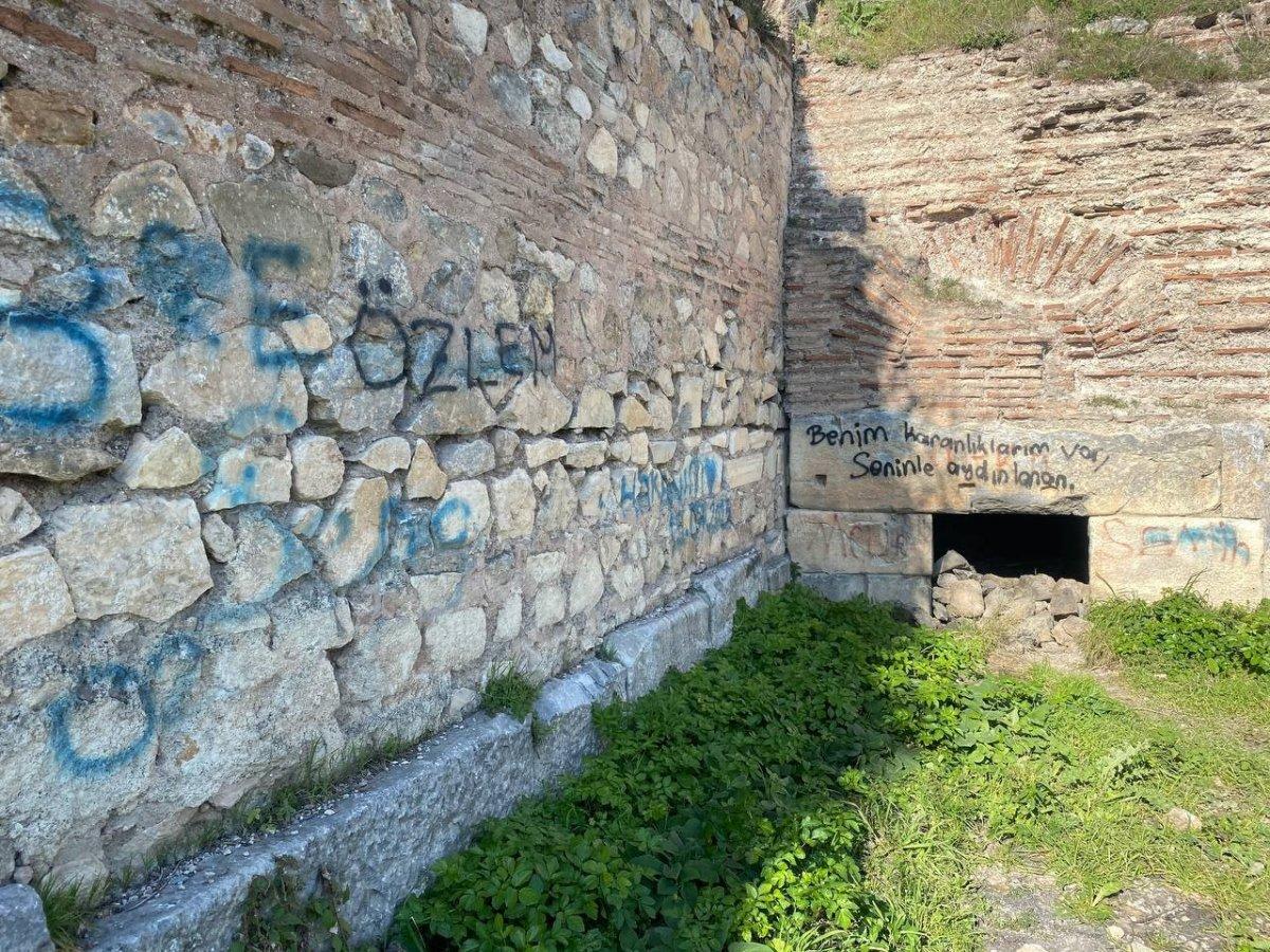 Bursa’da 2500 yıllık surlarda ateş yaktılar