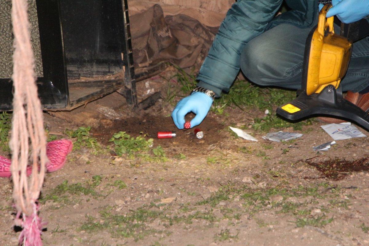 Adana'da husumetlisine ateş açarken kendi eşini vurdu