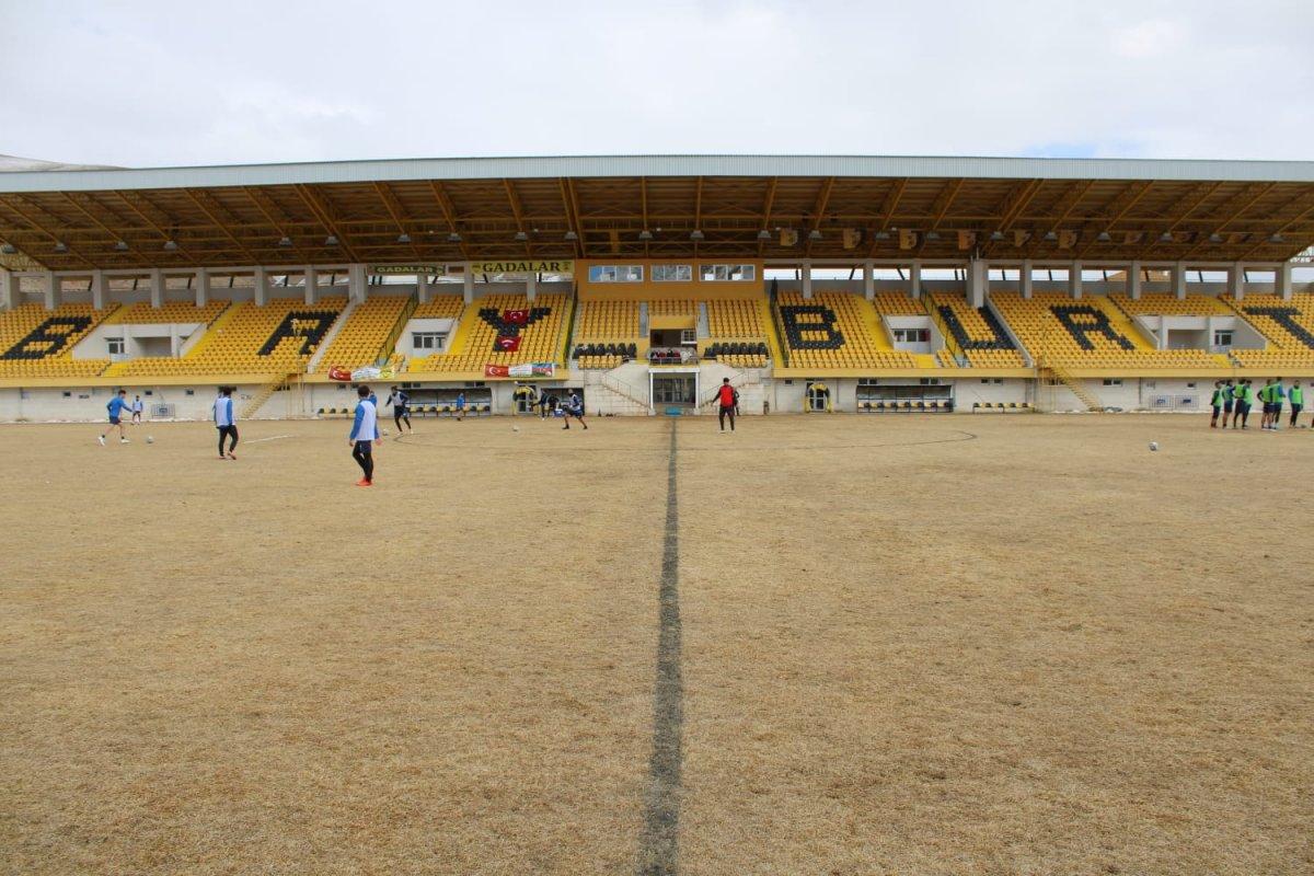 Bayburt'un stadının zemini futbolseverleri şaşırttı