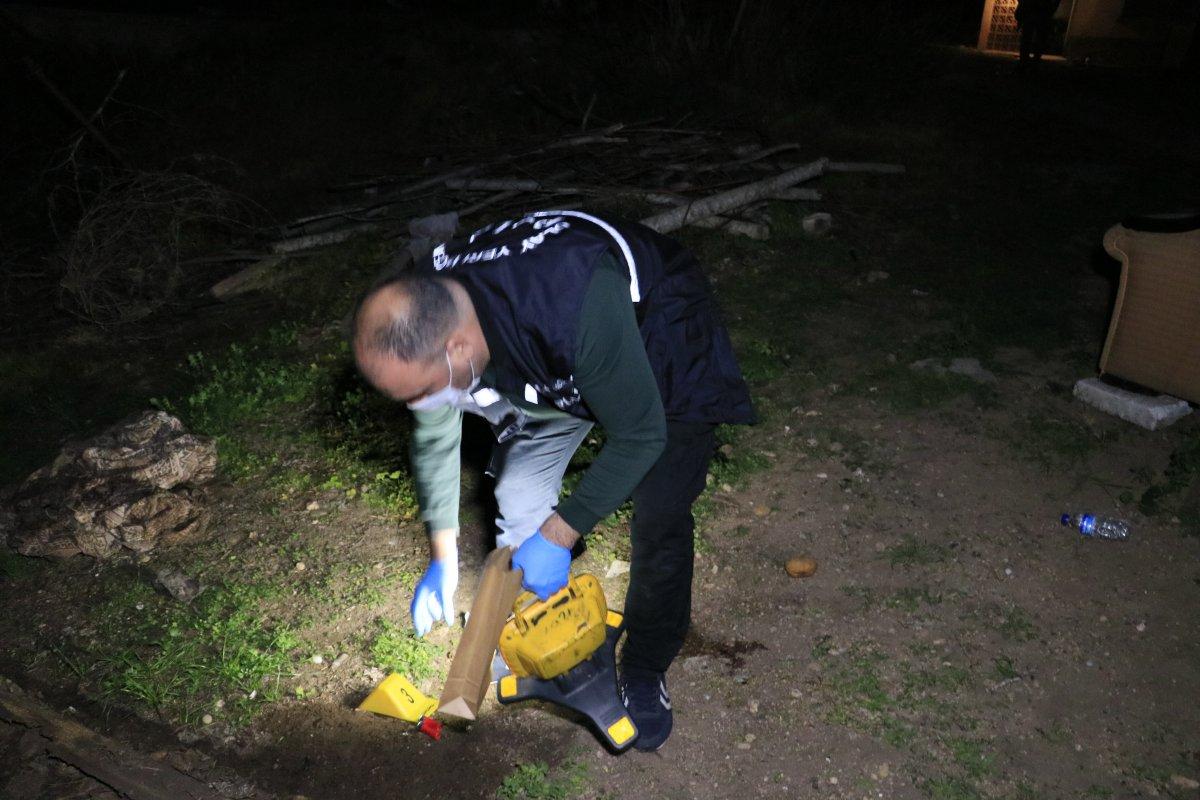 Adana'da husumetlisine ateş açarken kendi eşini vurdu