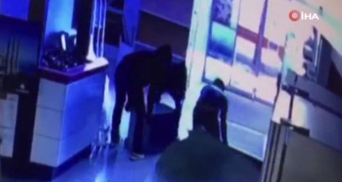 Başakşehir’de hırsızlar çelik kasayı sürükleyerek çaldı