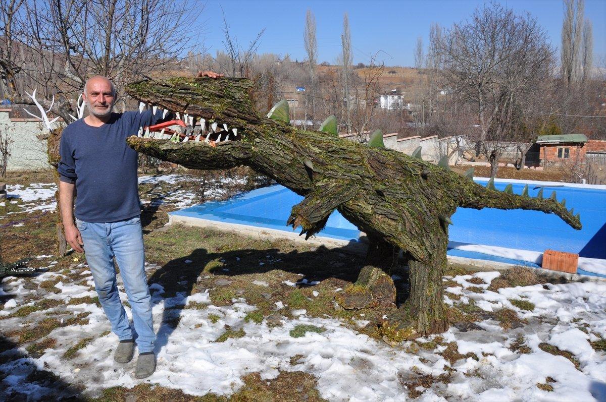Amasyalı inşaat ustası, bahçesine ağaç ve yosunla hayvan figürleri yaptı