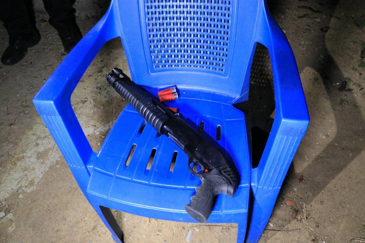 Adana'da husumetlisine ateş açarken kendi eşini vurdu