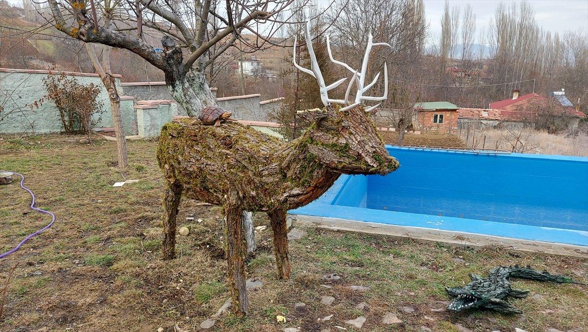 Amasyalı inşaat ustası, bahçesine ağaç ve yosunla hayvan figürleri yaptı