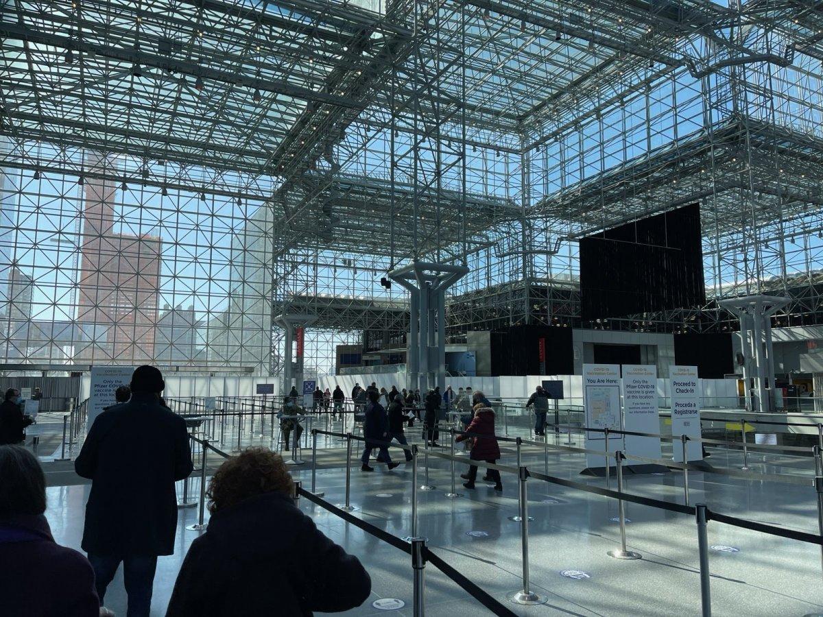 New York’ta bulunan aşı merkezindeki yoğunluk