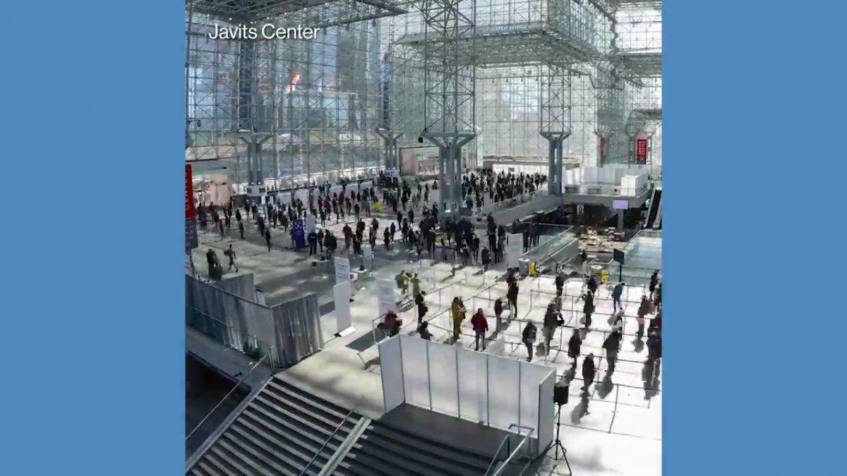 New York’ta bulunan aşı merkezindeki yoğunluk