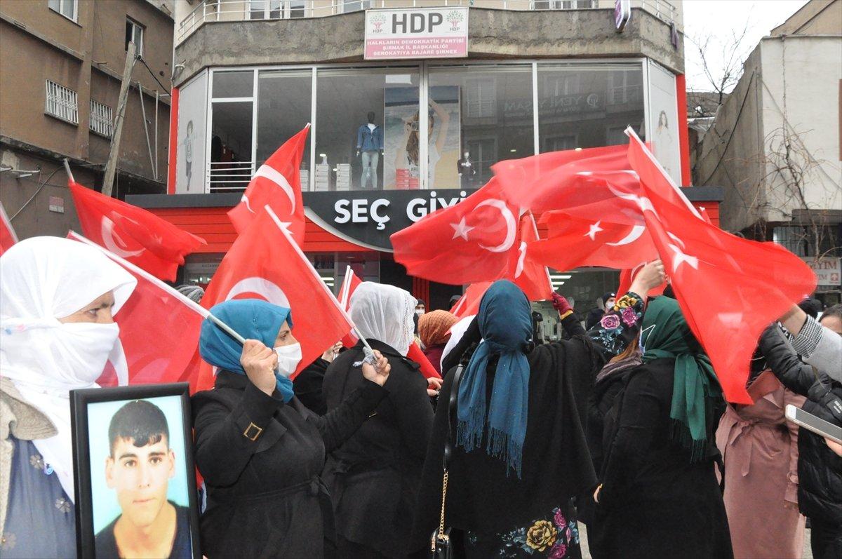 Şırnak'ta terör mağduru ailelerden HDP İl Başkanlığı önünde eylem