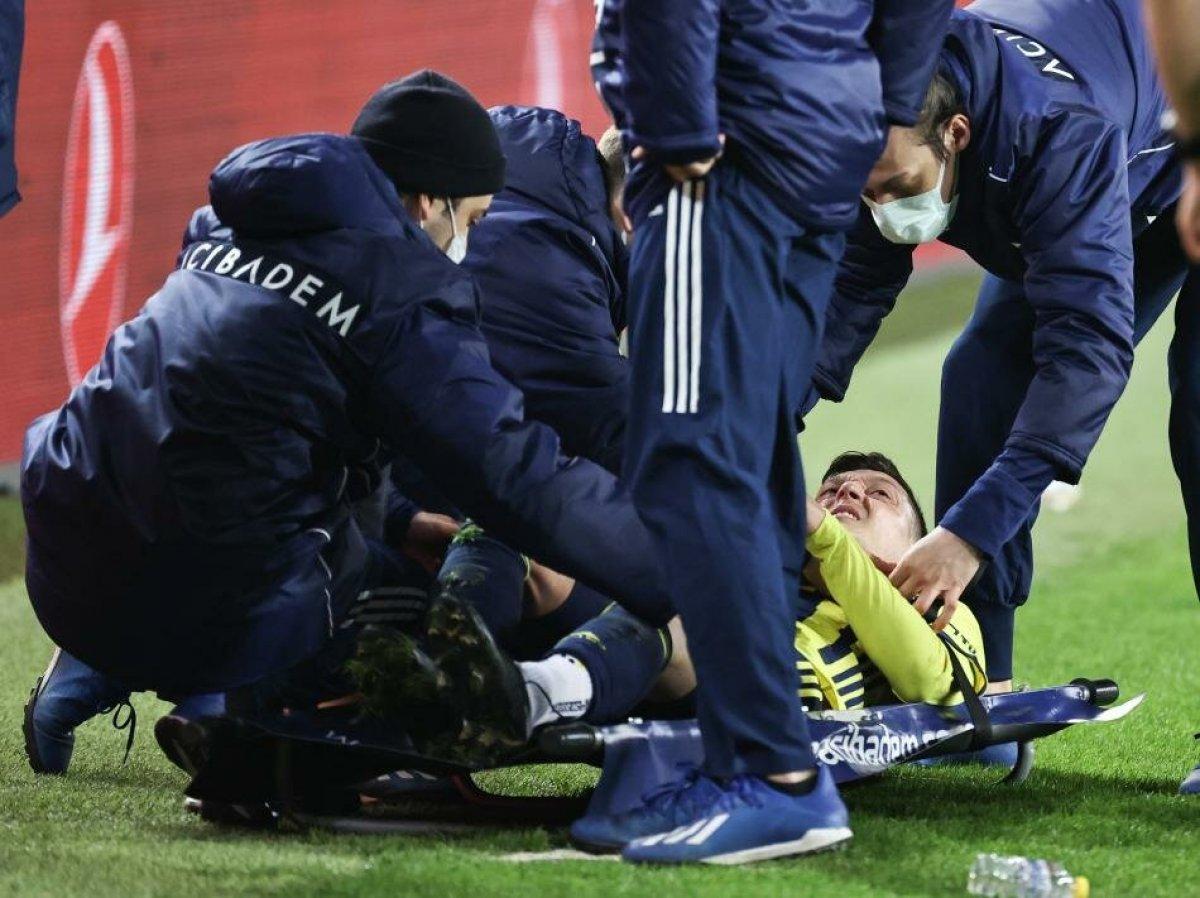 Mesut Özil en az 1 ay sahalardan uzak