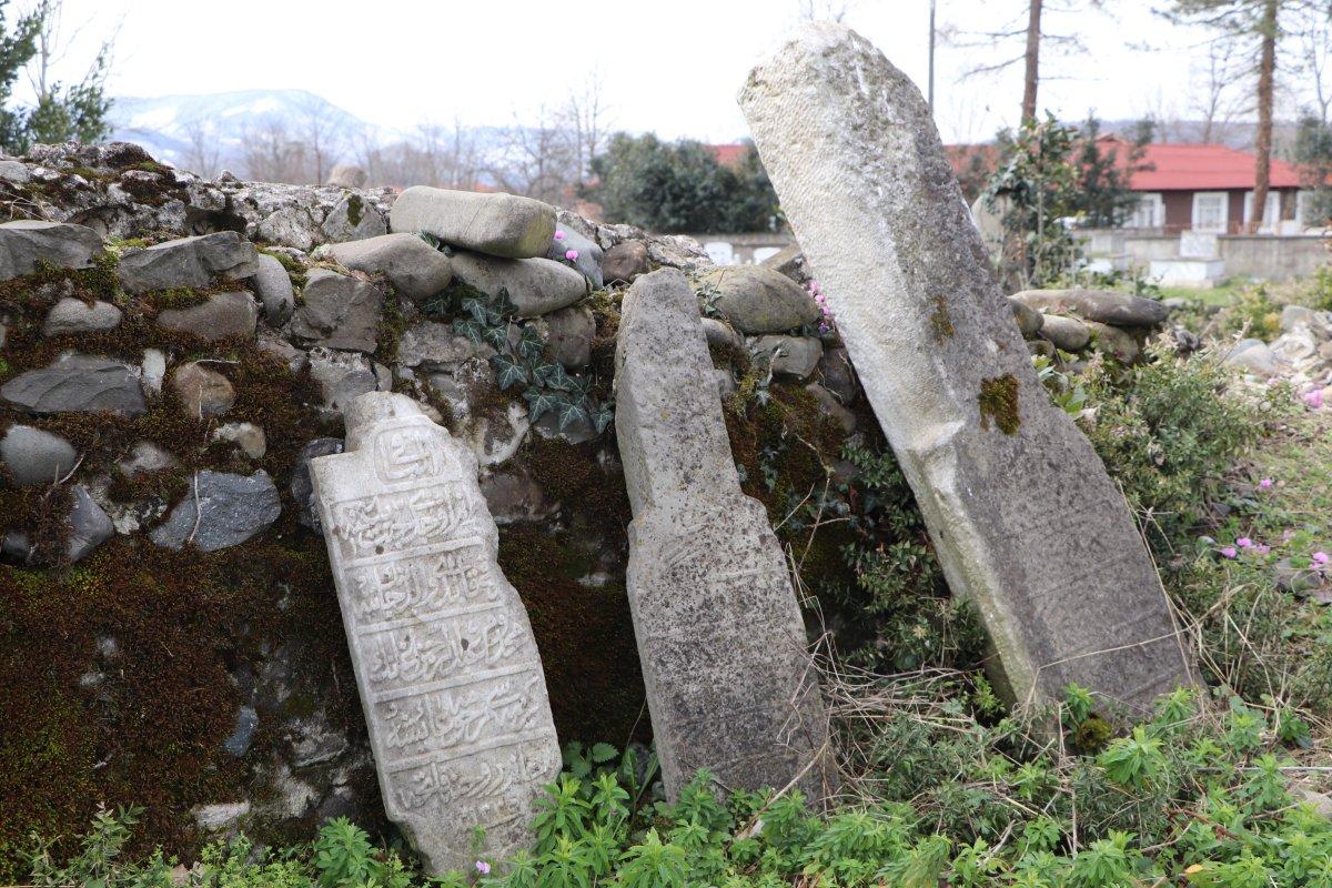 Samsun'da tarihi Paşa Mezarlığı'nı defineciler talan etti