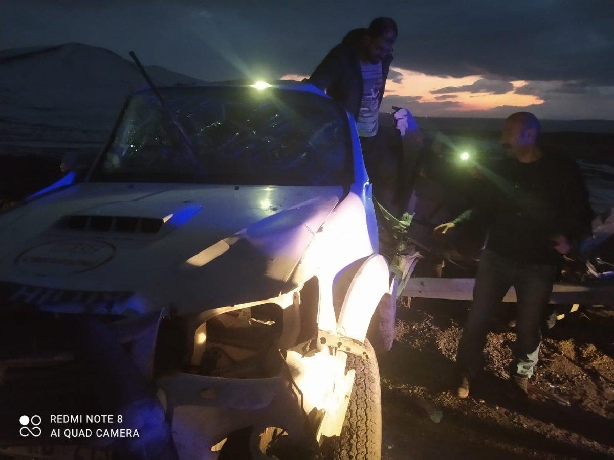 Van’da kamyonet takla attı, şoför içinde sıkıştı