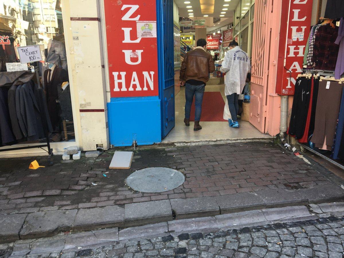 Eminönü’nde akraba esnafların müşteri kavgası:1 yaralı