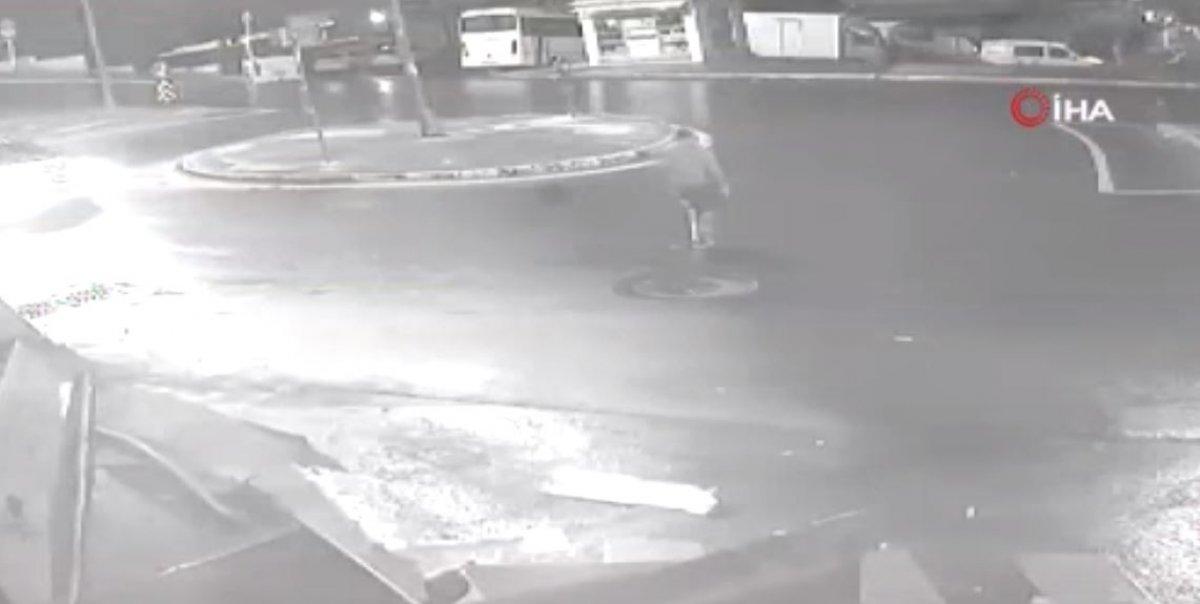 Küçükçekmece’de araç büfeye çarptı, şoför aracı bırakıp kaçtı