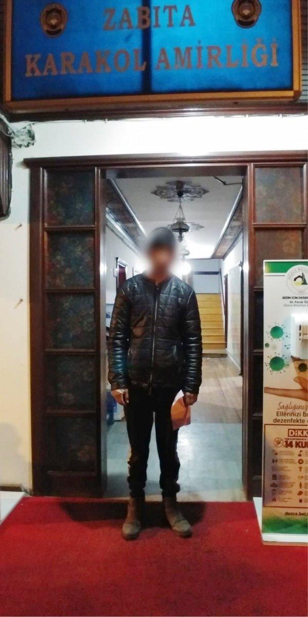 Düzce’de koltuk değnekli dilencinin oyununu zabıta bozdu