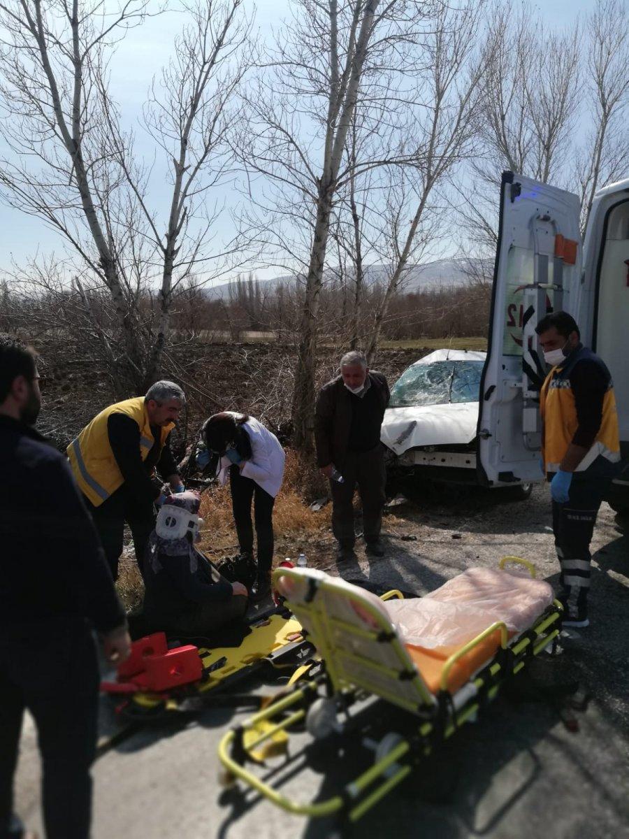 Çorum'da kontrolden çıkan araç ağaca çarptı