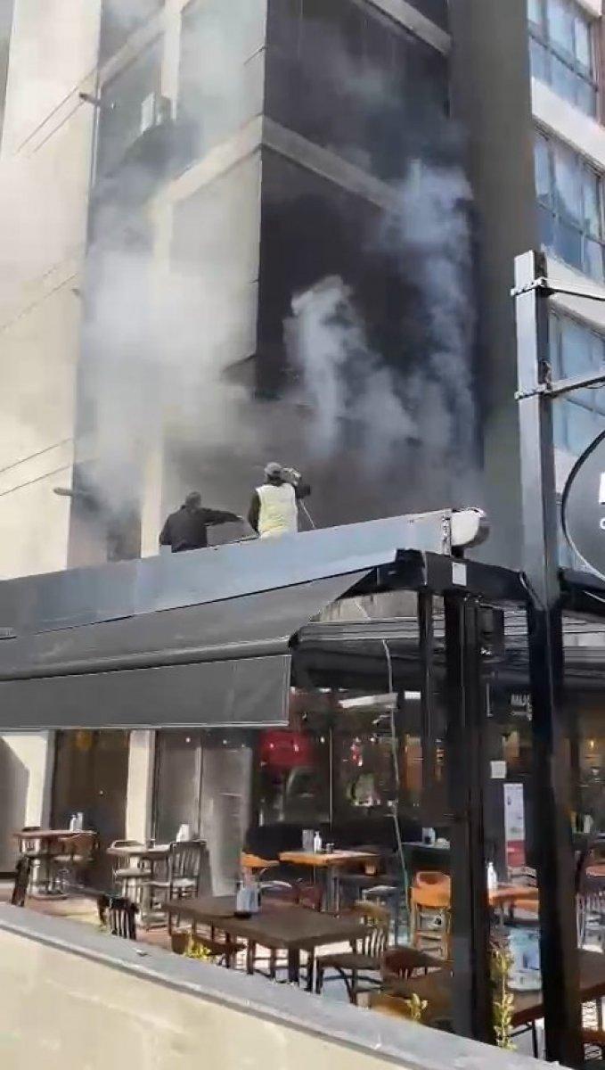 Bursa’da apartmanda yangın çıktı, kafedeki müşteriler son anda kurtuldu