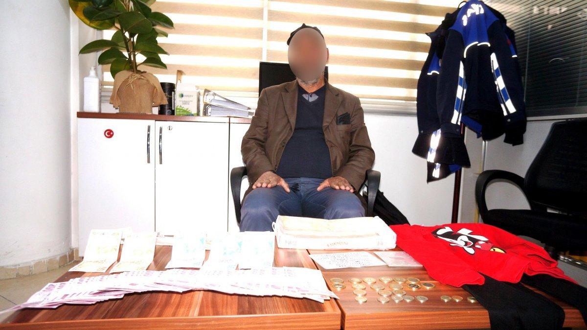 Manisa'da dilencinin üstünden 14 bin lira çıktı