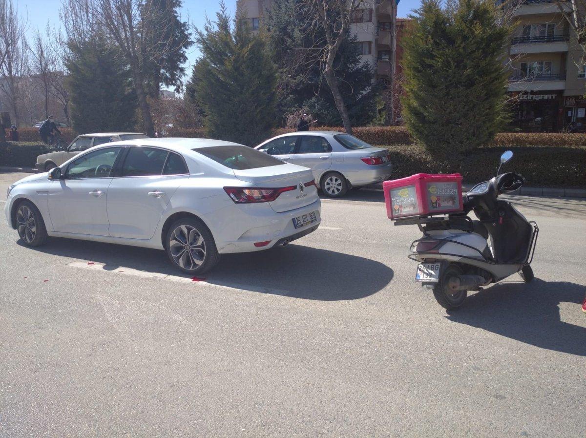 Eskişehir’de dalgın motorlu kurye kazaya neden oldu