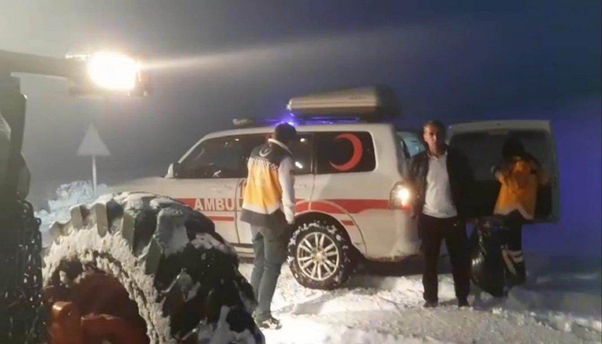 Siirt'te kar yolu kapattı, hamile kadına 1 saatte ulaşıldı