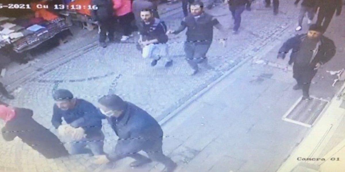 Eminönü’nde akraba esnafların müşteri kavgası:1 yaralı