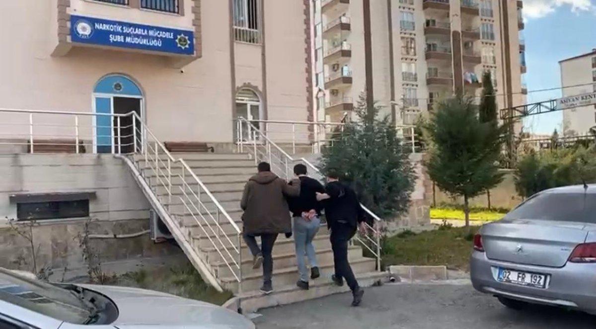 Adıyaman'da ara kaputundan 1 kilo 300 gram esrar çıktı