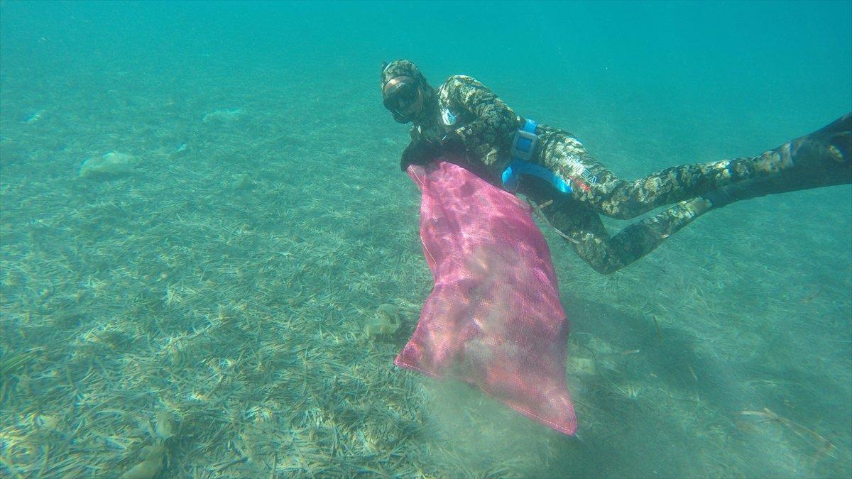 Bodrum'da dalgıçların yaptığı deniz dibi temizliğinde bir ton atık toplandı