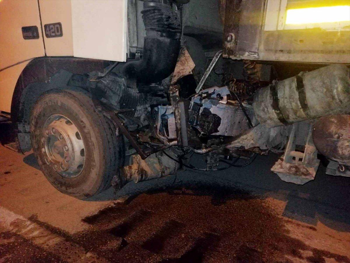 Karabük'te tıra çarpan otomobildeki iki kişi yaralandı