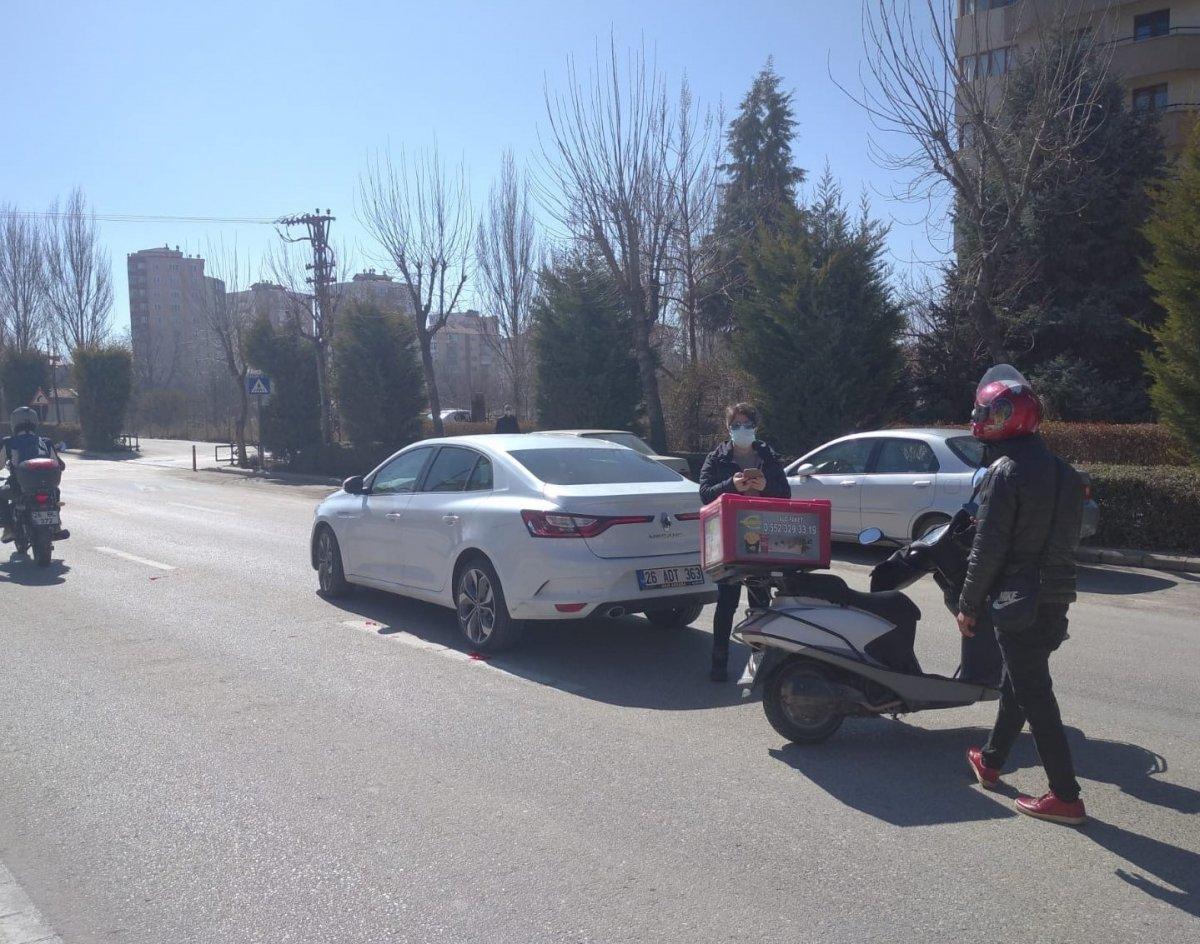 Eskişehir’de dalgın motorlu kurye kazaya neden oldu