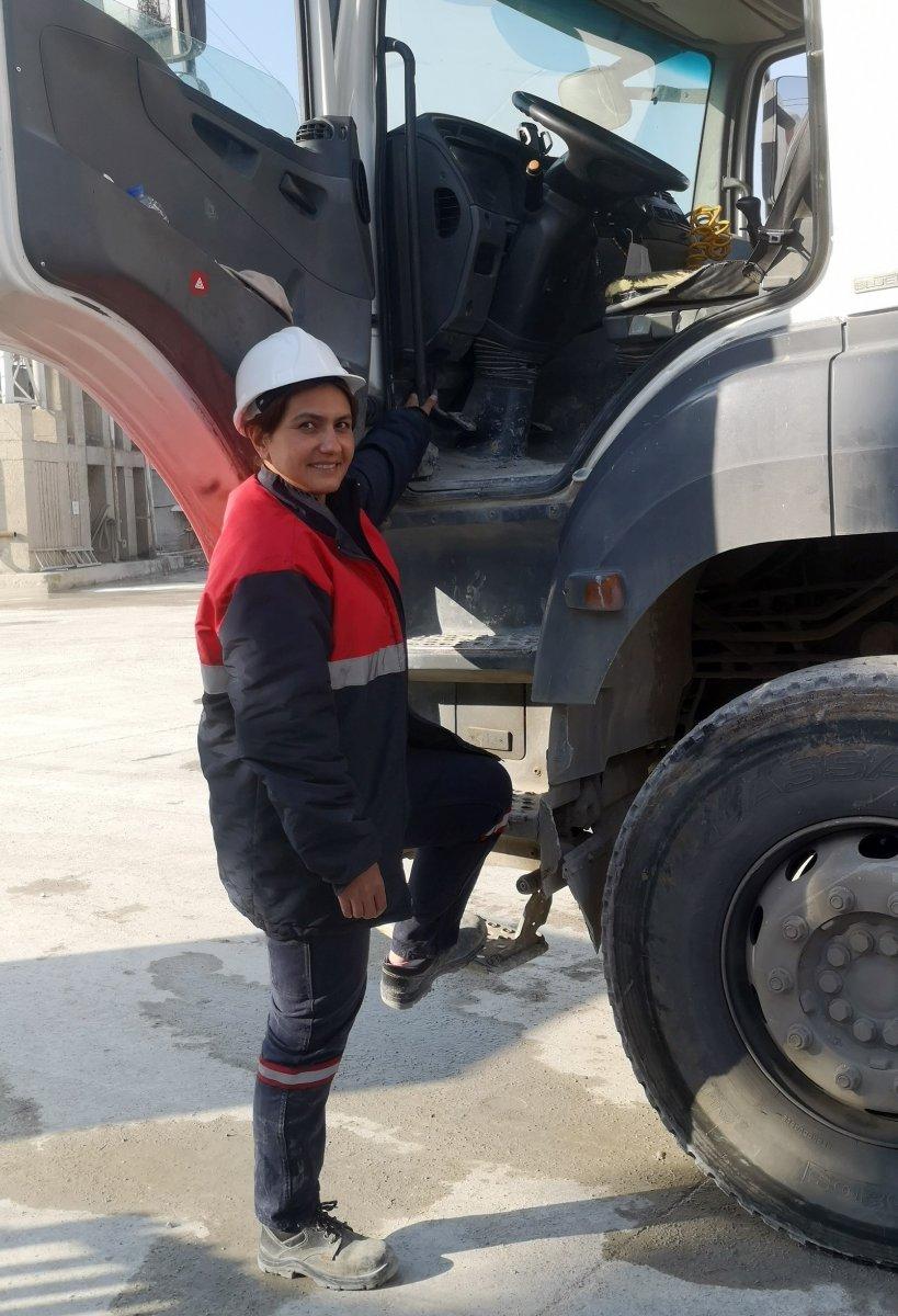 Kadın beton mikseri kullanıcısı