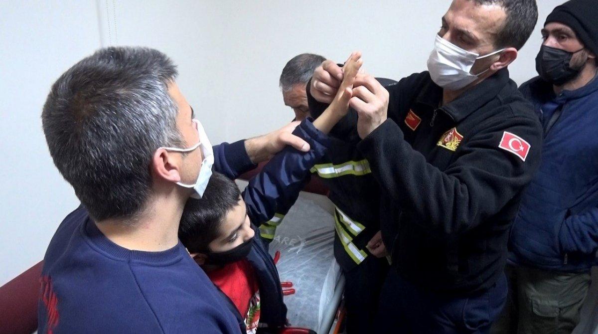 Erzincan'da çocuğun parmağına metal parça sıkıştı