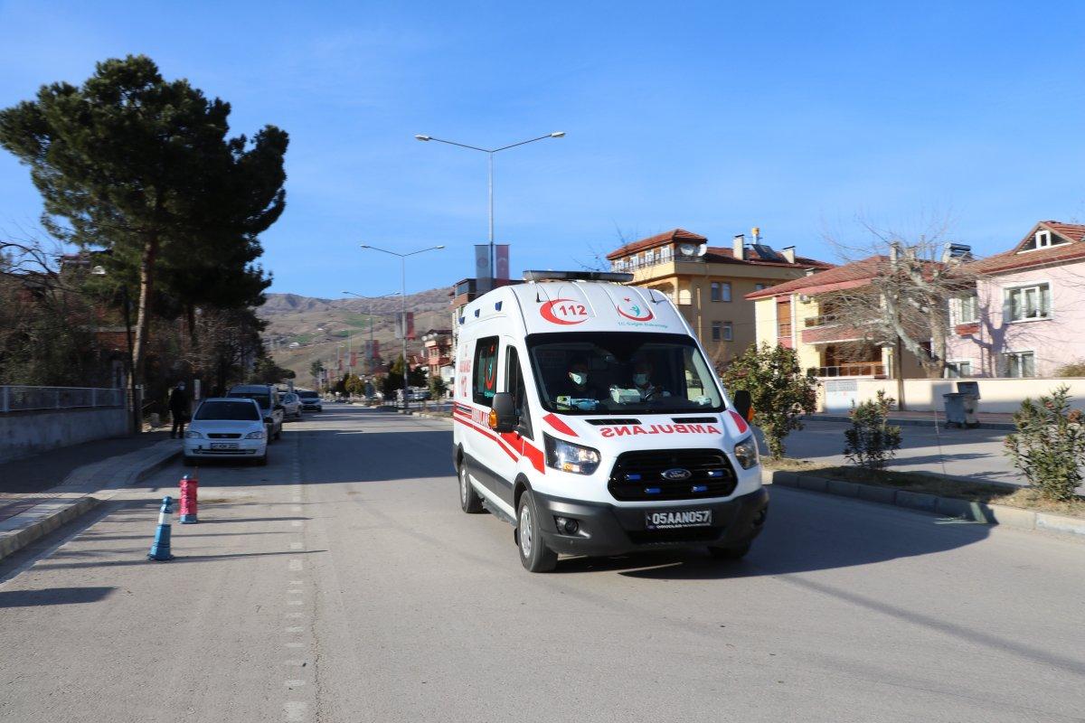 Amasya’da sağlık ekipleri yaşlı kadının ineklerini besledi
