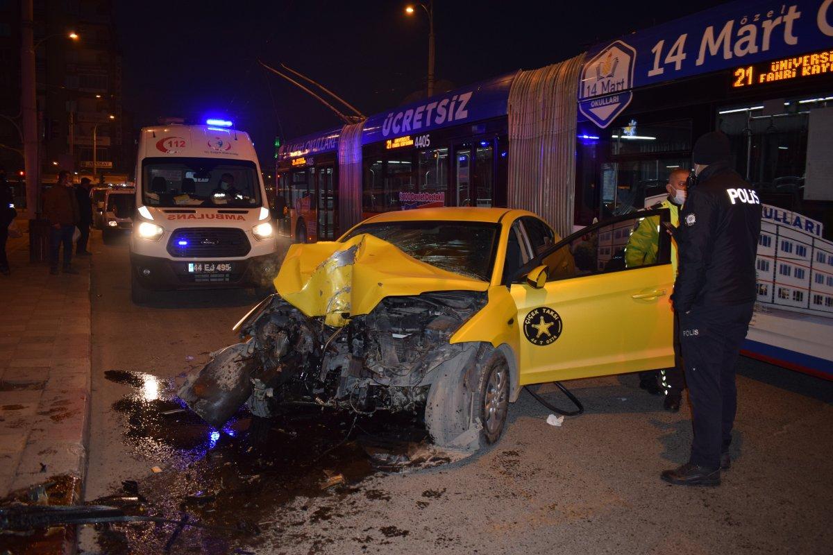Malatya'da aydınlatma direğine çarpan taksici feci şekilde can verdi