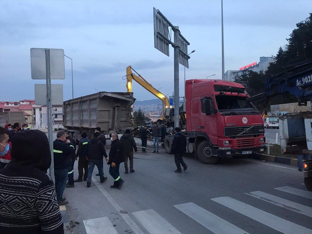 Bartın’da tır devrildi, şoförün kolu koptu