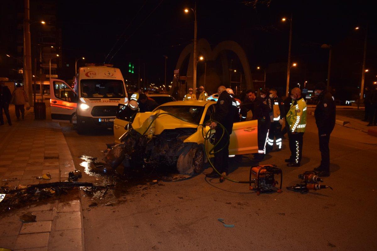 Malatya'da aydınlatma direğine çarpan taksici feci şekilde can verdi