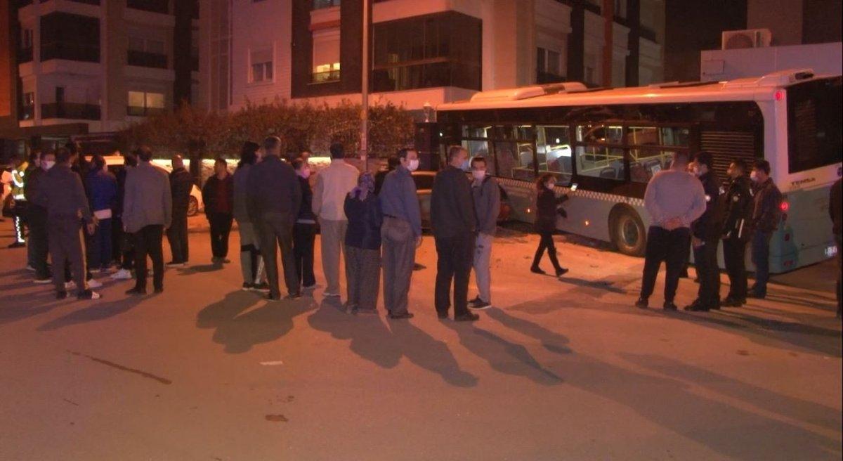 Antalya'da halk otobüsü, apartmanın bahçesine girdi