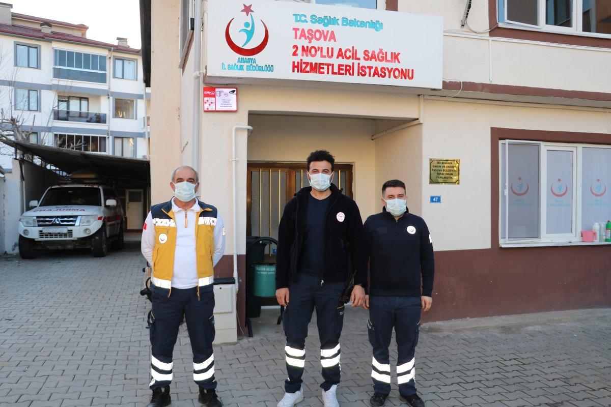 Amasya’da sağlık ekipleri yaşlı kadının ineklerini besledi