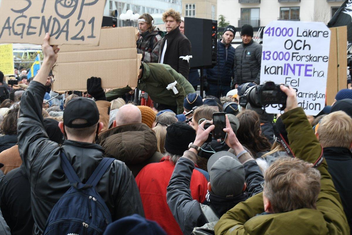İsveç'te koronavirüs kısıtlamalarına tepki