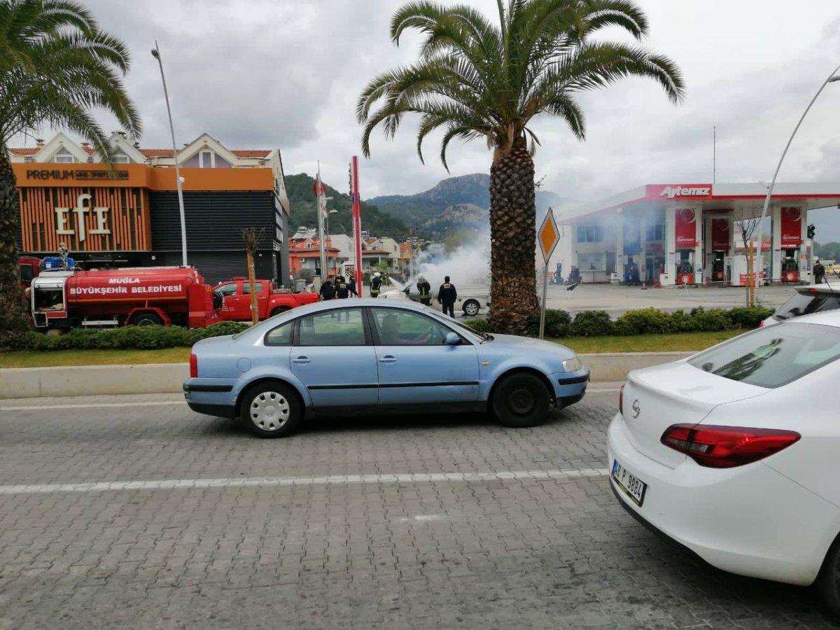 Muğla’da öfkeli şahıs aracını benzin döküp yaktı