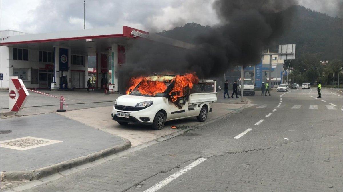 Muğla’da öfkeli şahıs aracını benzin döküp yaktı