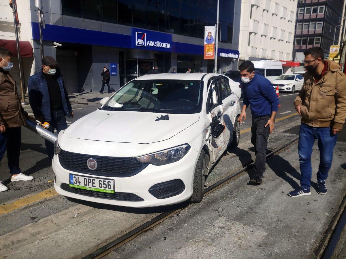 Beyoğlu’nda tramvay, otomobille çarpıştı