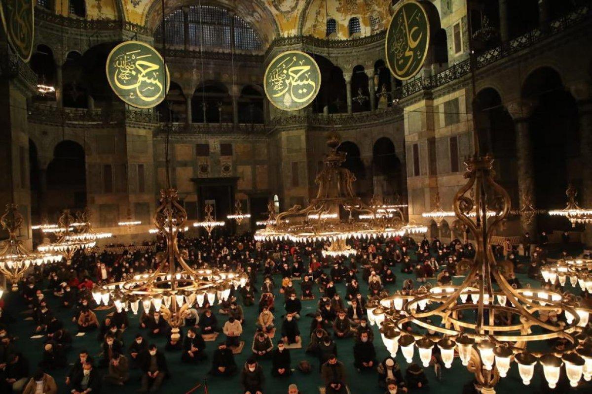 Ayasofya Camii'nde gençlerin yoğun katılımıyla sabah namazı
