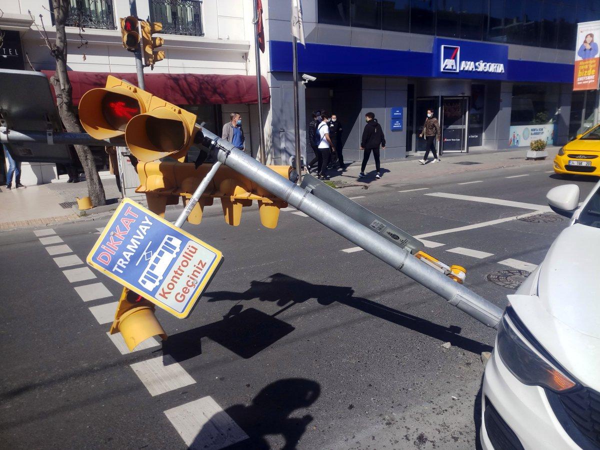 Beyoğlu’nda tramvay, otomobille çarpıştı