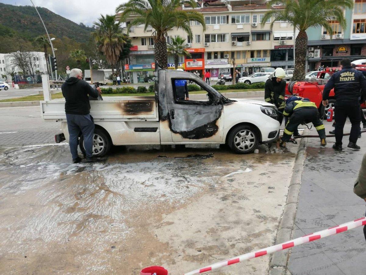 Muğla’da öfkeli şahıs aracını benzin döküp yaktı