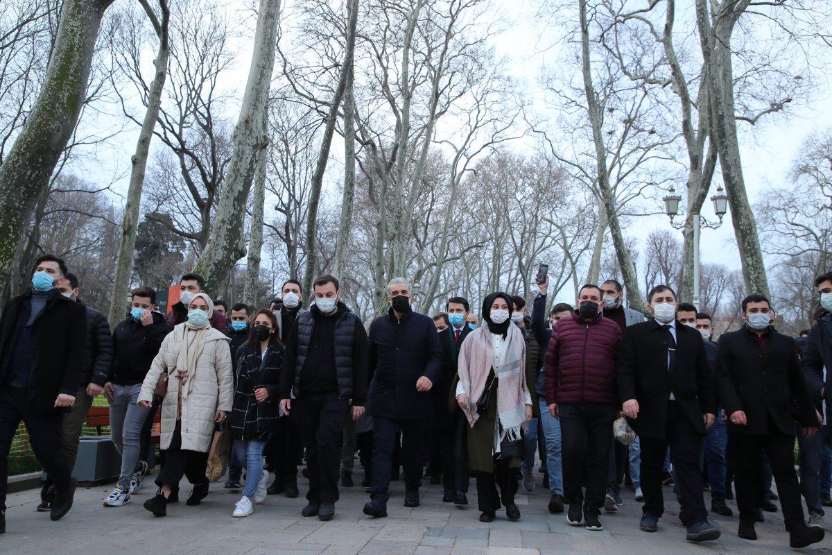 Ayasofya Camii'nde gençlerin yoğun katılımıyla sabah namazı
