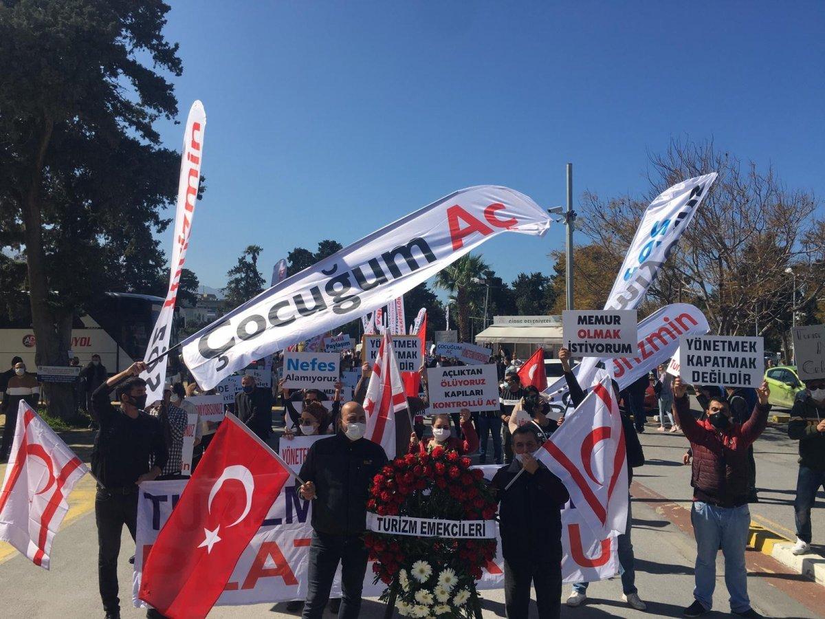 KKTC'de turizm çalışanları isyan etti