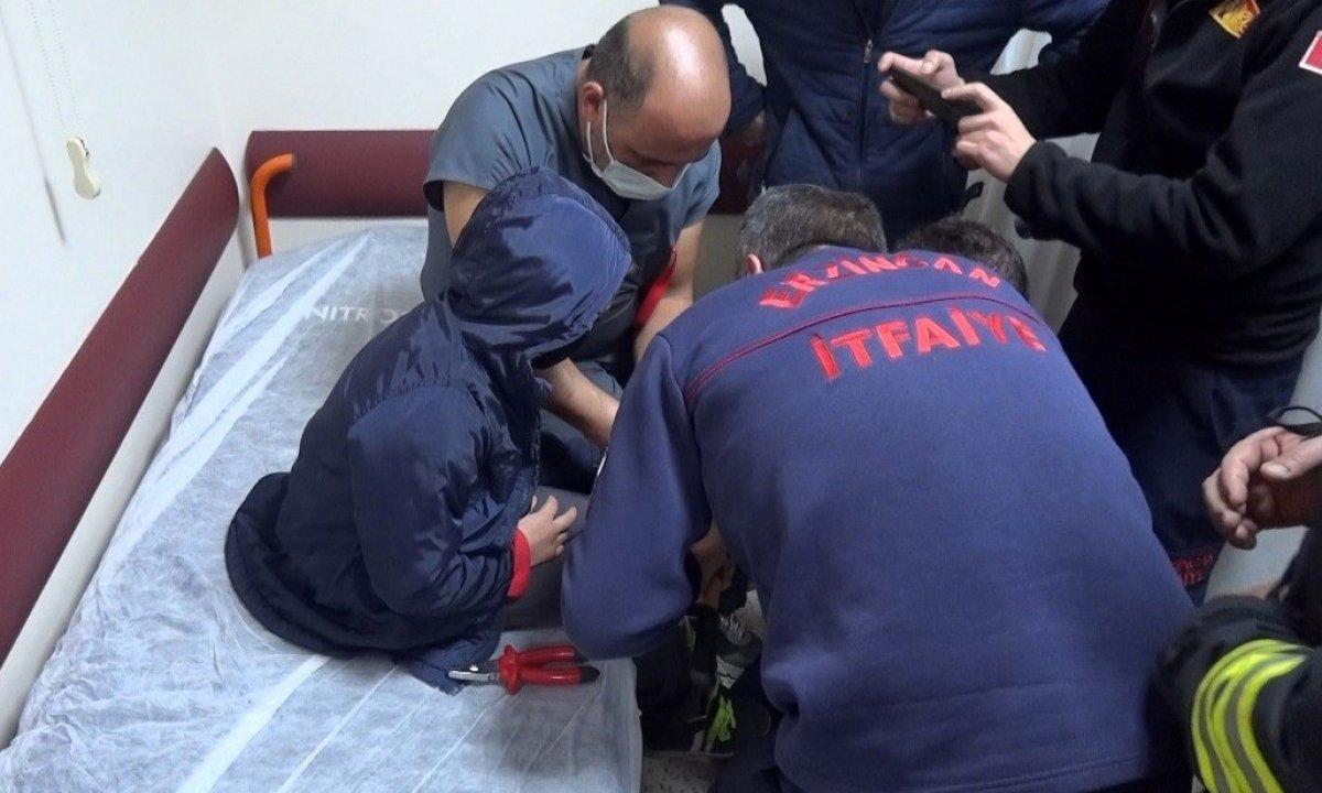 Erzincan'da çocuğun parmağına metal parça sıkıştı