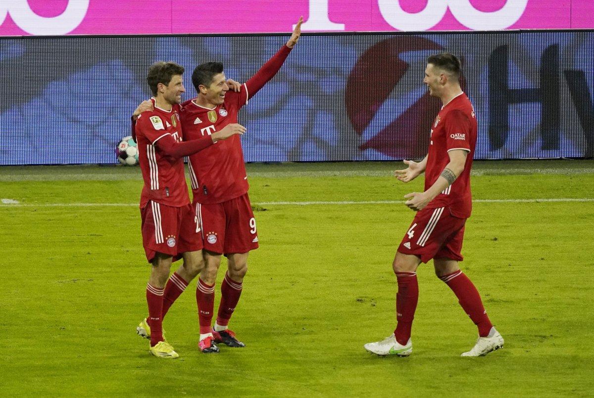 Bayern Münih geriden gelerek Borussia Dortmund'u Levandowski ile yendi